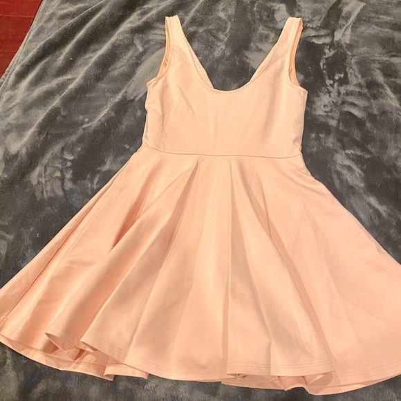 Beautiful “low-cut flared dress” - Picture 3 of 5